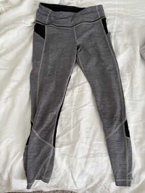 Lululemon Gray Athletic Leggings with Black Accents and pockets!